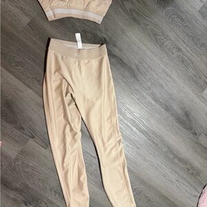 ALO Yoga Cream Leggings and top never worn